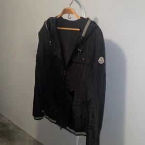 Moncler Windbreker  - Säljer en snygg svart vindjacka från Moncler. Perfekt för höst, vår även skidresa! Skicket är bra har inte använt den särskilt mycket, efter som en är lite för stor för mig också därför jag säljer den. Pris går att diskutera vid snabba affärer!
