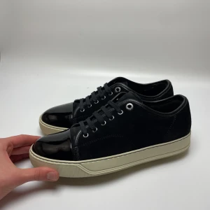 Lanvin skor  - Hej! Säljer nu dessa sjukt snygga Lanvin skor. Skorna är i toppskick! Vi rekommenderar att gå ner en storlek. Har ett begränsat antal boxar och dustbag! Hör gärna av dig vid frågor 