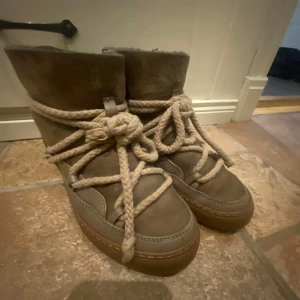 Bruna vinterskor från Inuikii - Säljer ett par snygga vinterskorfrån Inuikii i mycket bra skick. Har haft den 1 vinter så nästan ingen tecken på användning. Säljer nu då jag har ett par andra så dessa kommer inte till användning.💕