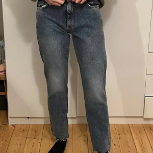 Blå jeans i bra skick - Säljer ett par klassiska blå jeans i bra skick. De har en normal passform och är perfekta för vardagsbruk. Jeansen har en snygg tvätt och är bekväma att bära. Perfekta för både höst och vår!