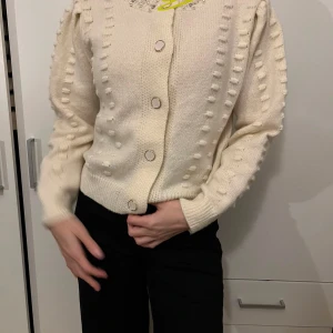 Cremefärgad tröja  - Normal i storlek, använd några gånger.