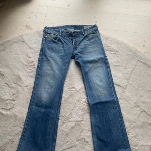 Diesel bootcut jeans  - Säljer dessa jättefina blåa jeansen med sån fin detalj på bakfickan! Så snygga nu på vinter och har en perfekt bootcut!
