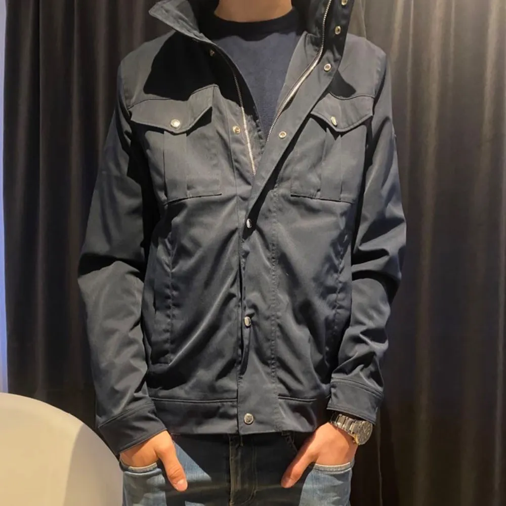 Säljer nu min field jacket från j.lindeberg. Jackan är sparsamt använd och har inga defekter. Perfekt inför varmare vinter dagar och även perfekt till våren. Nypris 3400, säljer för 1900kr men pris går att diskutera vid snabb affär!. Takit.