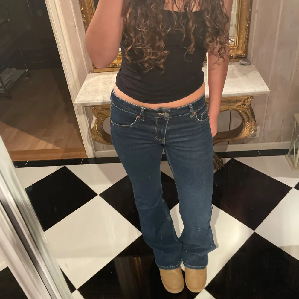 Supersnygga blå low waist bootcut jeans i toppen skick! Använda fåtal gånger, som nya❣️. Jeans & Byxor.