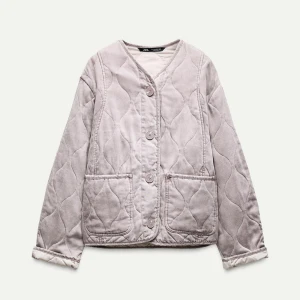 Quiltad jacka - Säljer en superfin beige quiltad jacka med knappar framtill.  Perfekt till höst och vår💕använd fåtalgånger 