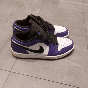 Nike Air Jordans i svart, vit och lila - Säljer ett par snygga Nike Air Jordans i svart, vit och lila. Skorna har en klassisk design med snörning och är i bra skick. Perfekta för både vardag och fest! Storlek herr 41. Skick 7/10. Säljer dem pga att dem är för små. Nypris 3100kr. Säljer skorna så billigt för att dem inte har någon box.
