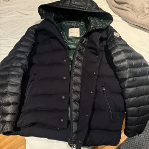 Moncler jacka  - Tja säljer denna feta extremt sällsynta moncler jackan , bra skick förutom lilla hålet där back som knappt syns men lätt att fixa. Nypris på denna runt 20 tusen och uppåt . Pågrund av att jag har en annan vinter jacka och denna inte kommer till användning får ni ett bra pris då det är ett litet hål och Inget kvitto. Skriv gärna om ni har några funderingar, pris går att diskuteras . Storlek L men kan självklart användas om man bär m i vanliga fall då den är mindre i storlek 
