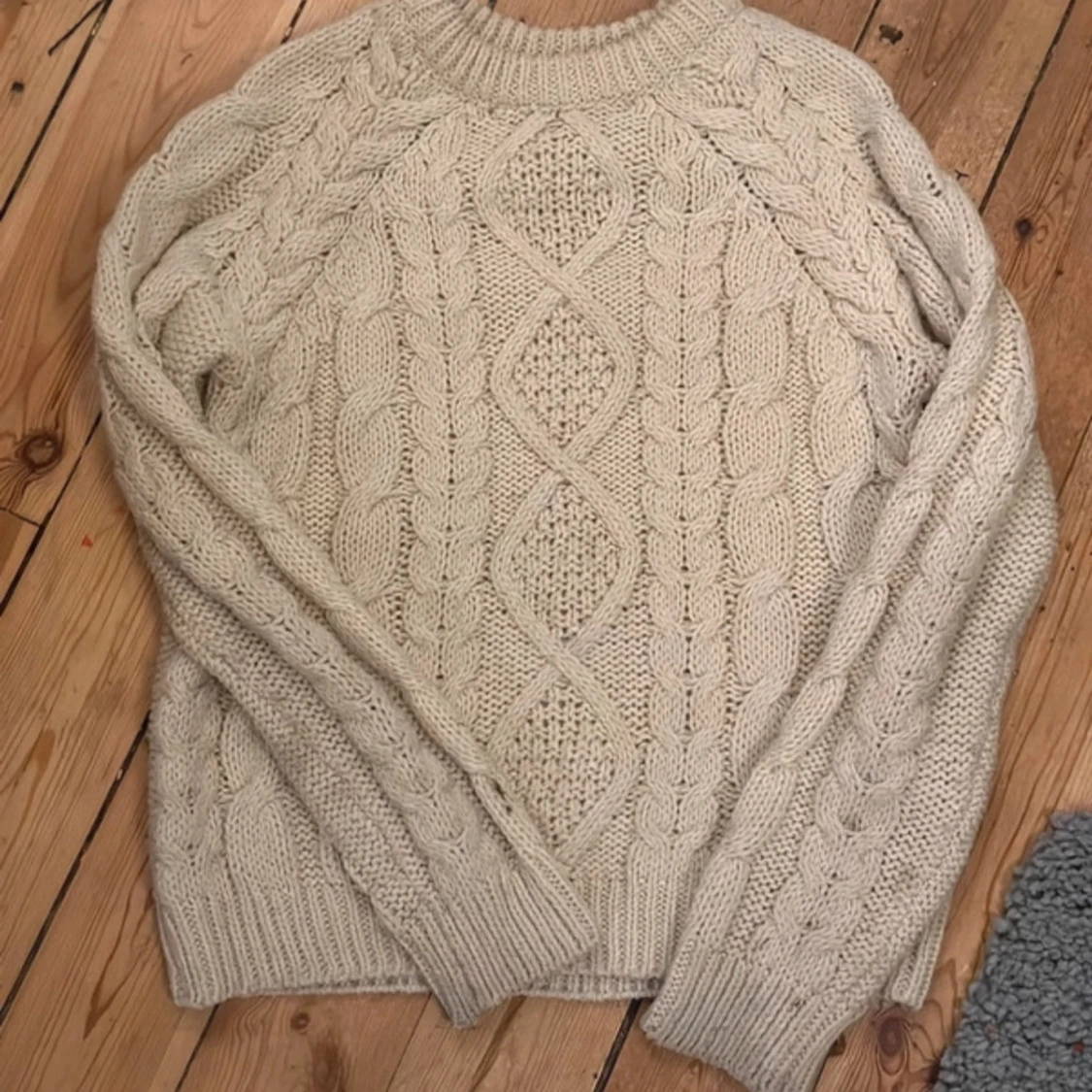 Beige stickad tröja från L.O.G.G.