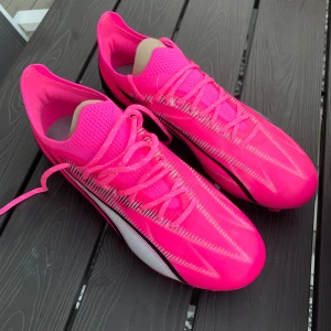 Rosa fotbollsskor från Puma - Ultra Ultimate FG/AG Tjej modell men passar både tjej och kille  25,5cm