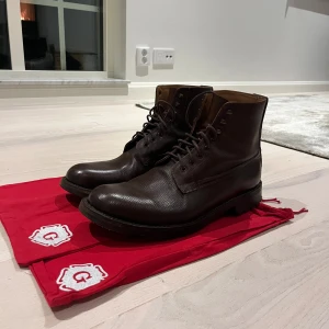 Grenson Vincent boots  - Grenson Vincent boots i storlek 12G. Använda nån månad bara så jätte fint skick. Behandlade regelbundet med safirkräm. Ingår dust bags. Nypris 670€