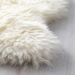 SHEEPSKIN 100% WOOL / Fårskinnspläd / JUL - Säljer en supermysig vit / beige päls matta som är perfekt att ha hemma och stilren. Mattan är i ett fluffigt material som ger en lyxig känsla. Passar perfekt för både vardag och festliga tillfällen. Ett måste för hemmet! Mått: 85x53 cm