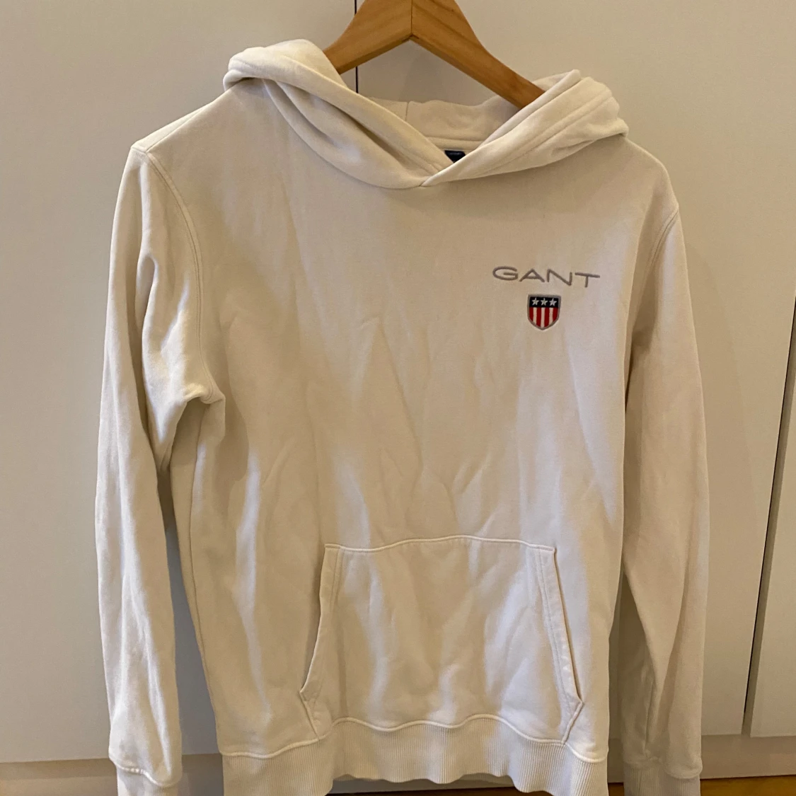 Vit hoodie frĂ„n GANTđ€