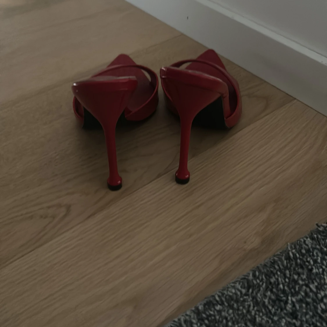 Röda klackskor med spetsig tå - 91