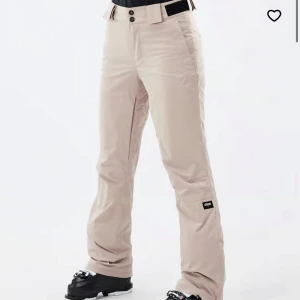 Beige byxor från Dope - Snygga byxor från Dope i storlek XS i färgen sand! Endast använda en dag så är i nyskick. De är lite stora i storleken så passar xs/s! 