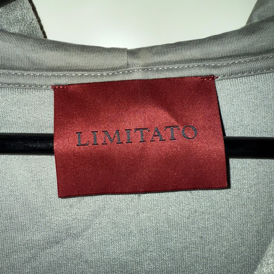 Grå hoodie från Limitato - 91