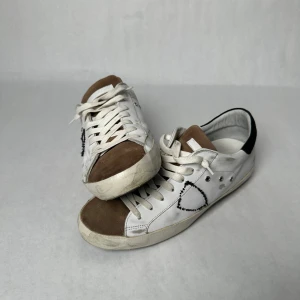 Philippe Model - Philippe Model Vintage Mixage Blanc Cognac Sneakers | Mycket Bra Skick, 9/10 Skick | Nypris Ca 4000 | Storlek 42 | Inköpt Hos Sicuro Fashions Leverantör | Hör av dig vid fler frågor // Loretti Fashion UF