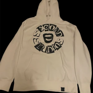 Second studios hoodie - Vit Second studios hoodie, aldrig använd! Fråga om du har frågor