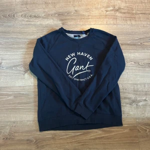 Gant tröja  - En snygg långärmad tröja perfekt inför vintern i riktigt bra skick. Tröjan är i storlek M men passar även S. Hör av er vid ytterligare frågor annars fritt fram att använda ”köp nu”.