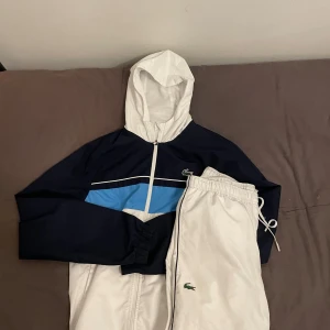 Lacoste tracksuit - Säljer en Vit & blå Lacoste tracksuit i storlek S