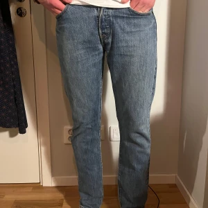 Levi's 501 jeans i blå denim - Säljer ett par klassiska Levi's 501 jeans i blå denim. De har en straight passform och är i mycket bra skick. Perfekta för både vardag och fest! 🕺