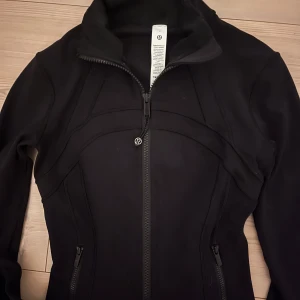 Lululemon define jacket - Säljer en svart jacka från Lululemon i mycket bra skick. Storlek 2 men känner att den är lite för liten. Den är i den lite kortare modellen.