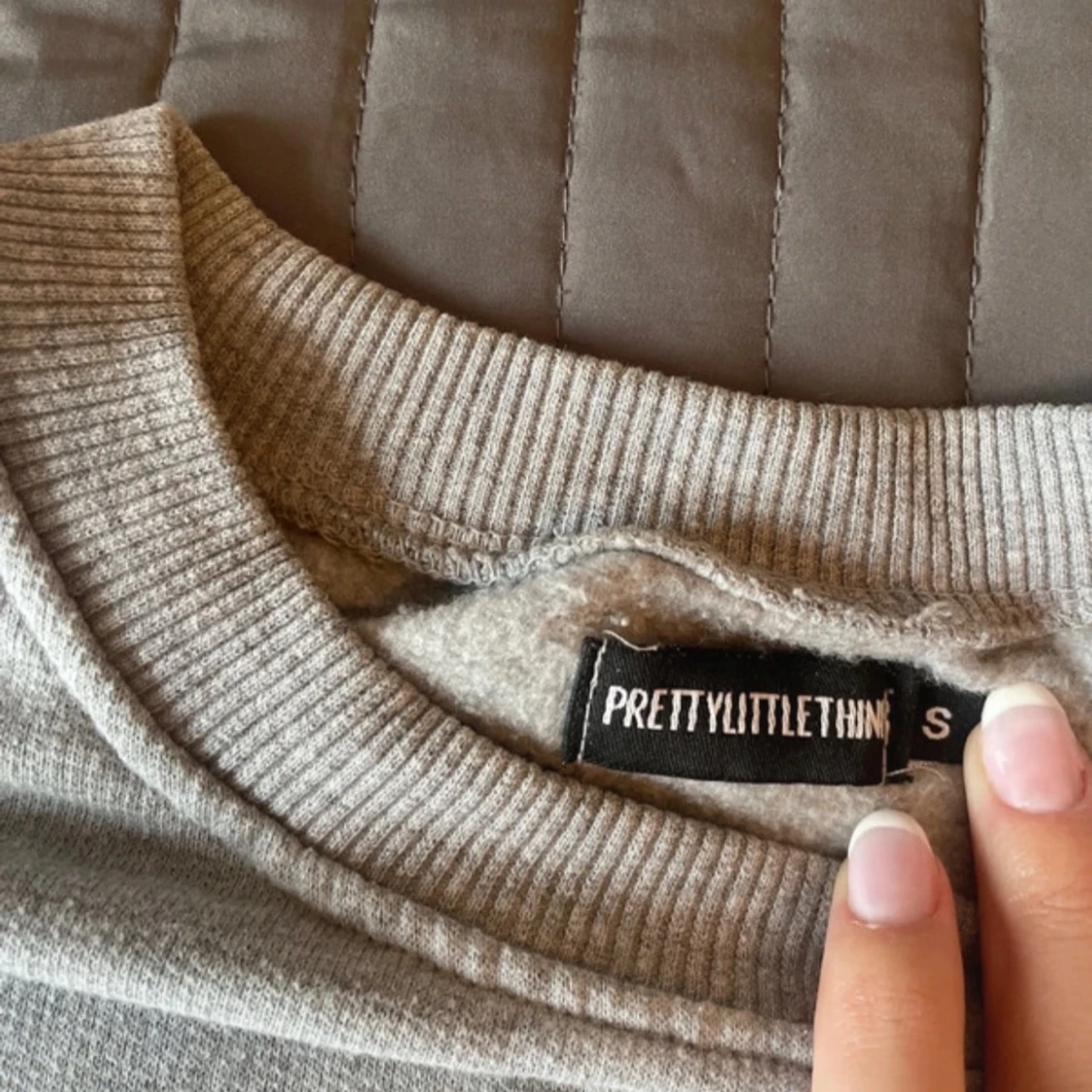 Grå sweatshirt från PrettyLittleThing - 91