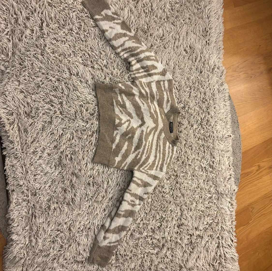 Beige och vit zebramönstrad tröja från SHEIN