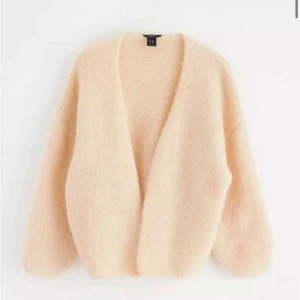 Beige stickad kofta från Lindex🤍 - Säljer denna trendiga & slutsålda stickade koftan från Lindex i storlek XS/S. Den är helt oanvänd och har även prislappen kvar🌟Perfekt som present eller till dig själv!💓 Frakt ingår i priset!