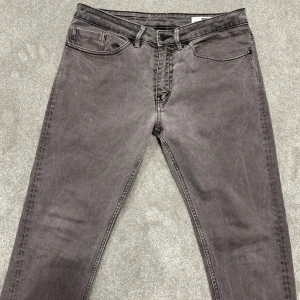 Hope Jeans - Säljer dessa gråa Hope jeans. Jeansen är väldigt bra skick, har dock lite svaga mörkgrå fläckar på baksidan vid foten men inget som märks vid använding! Modellen heter stay och är ganska straight passform. Size 29 men skulle säga att de sitter lite större, typ 30. Skriv vid funderingar!