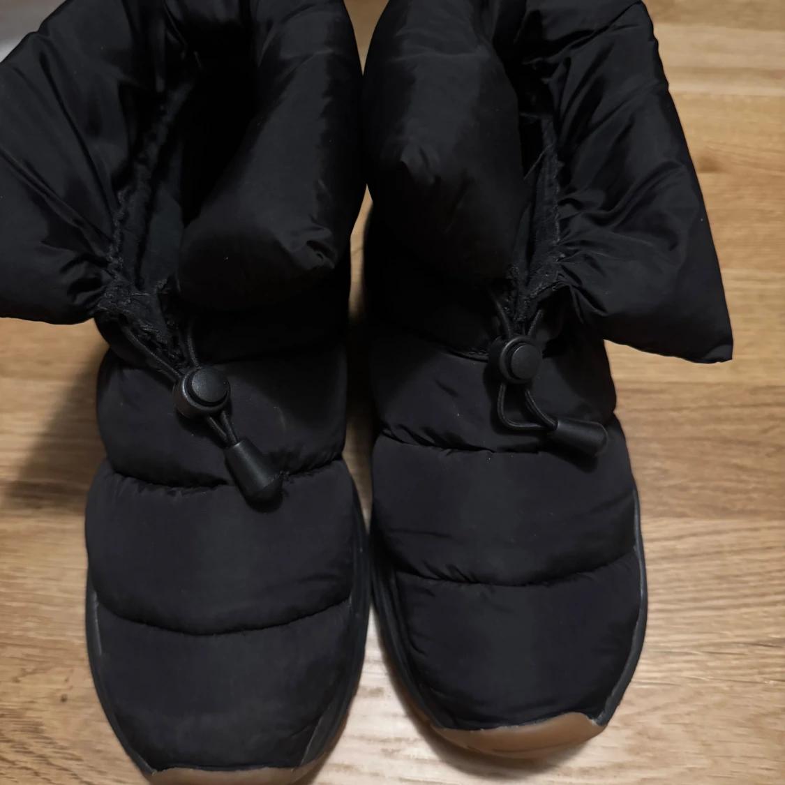 Svarta vadderade boots