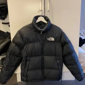 Säljer en svart dunjacka från The North Face. Jackan är en S för män, men skulle passa en M kvinna. Otroligt varm och skön och i jättebra skick