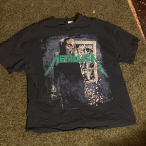 Metallica tshirt - Stonewashed lite oversized bandtröja med metallica tryck