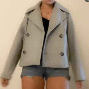 Grå kappa - Perfekt för höst och vår. Aldrig använd. Märke stradivarius men köpt i Kroatien. Storlek S, super fin passform!💕