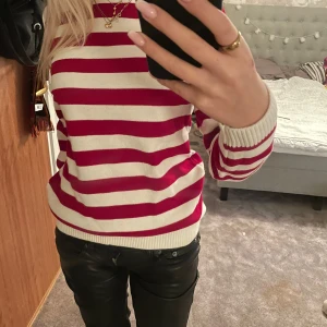 Röd och vit randig tröja från Chenaski - Säljer en superfin röd och vit randig tröja från Chenaski i storlek S. Den är perfekt för både höst och vår med sina långa ärmar och mjuka material. Skicka ett meddelande om du är intresserad! 💕💕