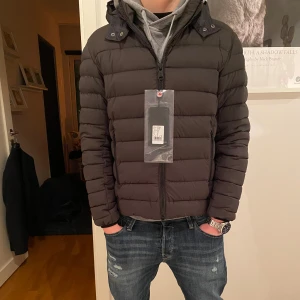 Colmar vinterjacka - Tja säljer denna helt nya Colmar jackan i storlek 48, för endast 2799, ord pris på dessa är ca 5500kr. Killen på bilden är ca 180 lång. Skriv vid frågor och funderingar. 
