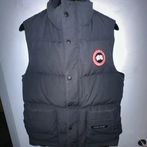 Svart dunväst från Canada Goose - Säljer en svart väst från Canada Goose i väldigt bra skick