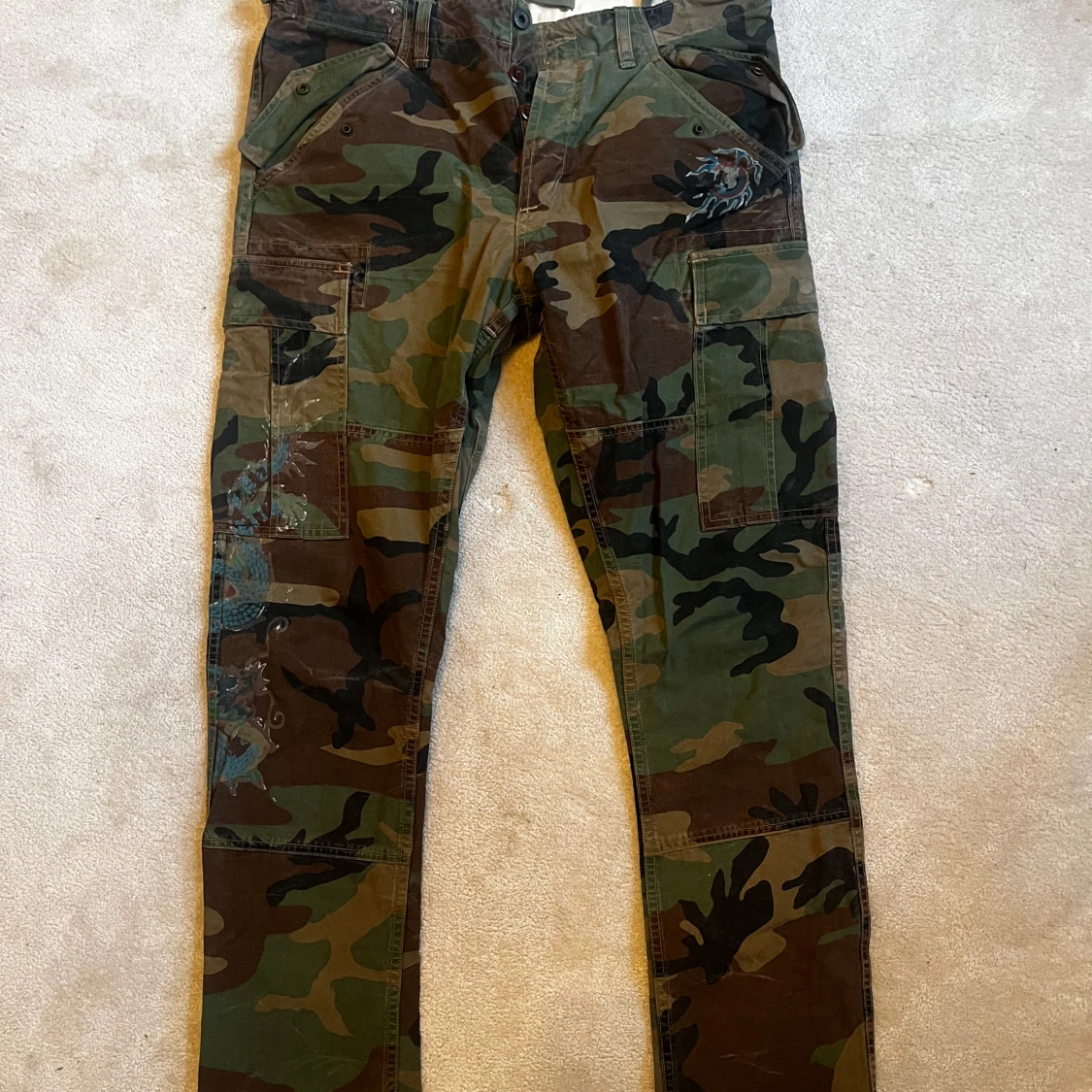 Camouflage cargobyxor med drakbroderi