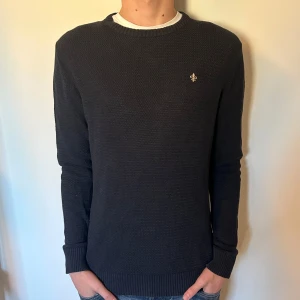 MORRIS TRÖJA - Skön marinblå stickad tröja från Morris i storlek L men sitter som M, mycket bra skick! Nypris runt 1300, skriv för fler frågor och funderingar!