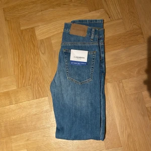 Blå jeans från J.Lindeberg - Säljer ett par snygga blå jeans från J.Lindeberg i storlek 28/32. De är helt oanvända och köpt hos J.lindeberg. Nypris ligger på 1300kr men säljer dem för 900kr. 