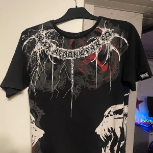 Svart Wax t shirt - Cool svart t-shirt från Wax med ett unikt och edgy tryck i vitt och rött. Har inga defekter, precis som ny!