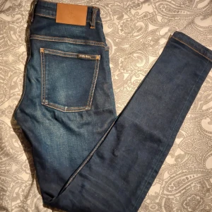 The Blue Uniform Jeans 32/34 - Mörkblåa snyggt solblekta jeans från The Blue Uniform. Nypris 1400kr. Har inga defekter. Jeansen är slim fit och är storlek w32/l34.