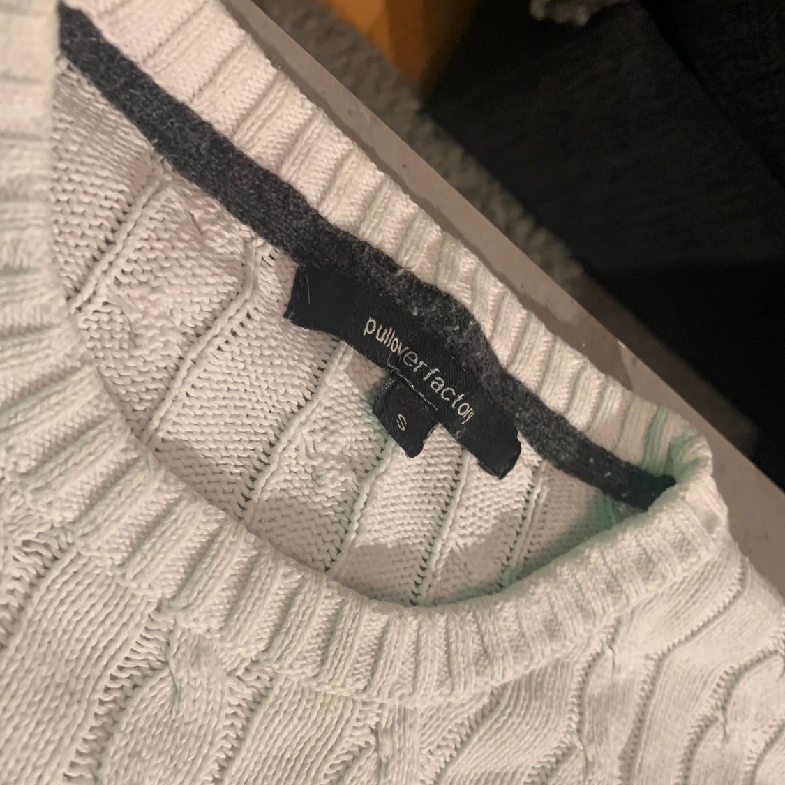 Fin stickad tröja från pullover Factory, jätte skön ha på sig under vinter, färgen är vit och storleken är S  - 92
