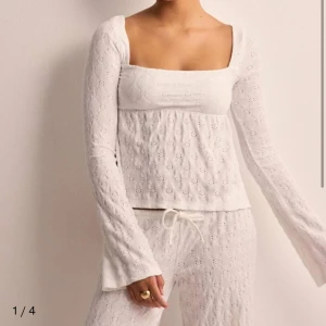 Vit långärmad topp från Nelly - Säljer en söt vit långärmad topp med broderade detaljer. Toppen har en fyrkantig halsringning och en lätt utsvängd passform. Perfekt för en avslappnad stil. Oanvänd!