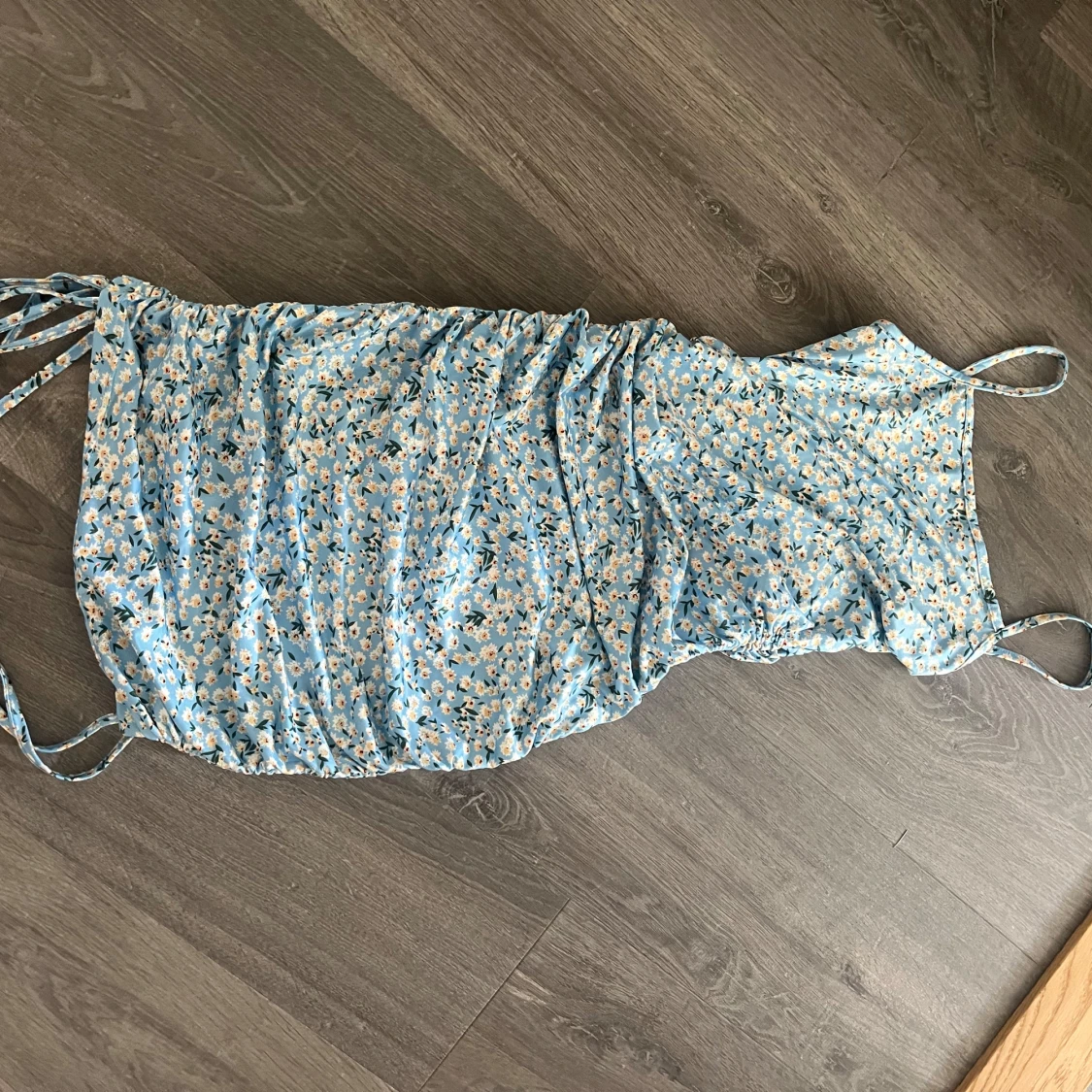 Blommig blå klänning med knytband