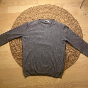 Kashmir kofta - Säljer en stilren kashmir blandningskifta från William. Perfekt för kyligare dagar med sin mjuka och bekväma passform. Tröjan har långa ärmar och en klassisk rund halsringning.