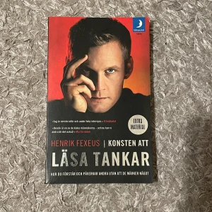 Konsten att läsa tankar - Boken 'Konsten att läsa tankar' av Henrik Fexeus lär dig förstå och påverka andra utan att de märker det. Den innehåller praktiska tips om icke-verbal kommunikation och kroppsspråk. Perfekt för den som vill imponera på vänner eller bli bättre på att läsa av människor. Inkluderar extra material för fördjupning.