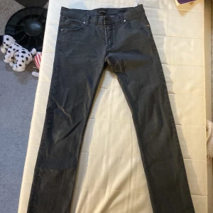 Svarta jeans Zara  - Säljer ett par svarta jeans i bra skick. De har en klassisk femficksdesign med dragkedja och knapp framtill. Perfekta för både vardag och fest! Passar till det mesta och är superbekväma. Storleken är herr M.