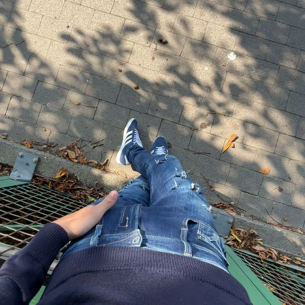 Säljer ett par snygga blå jeans med slitningar. med en tight passform och är perfekta. Jeansen är från replay å är i mycket bra skick!. Jeans & Byxor.