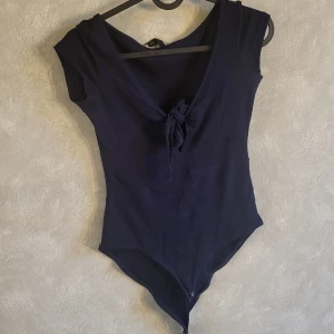 Marinblå body från Sinsay - Marinblå body i storlek S från Sinsay