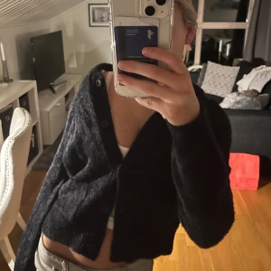 Stickad tröja - Snygg svart stickad kofta i storlek XS. Jätte bra skick💓